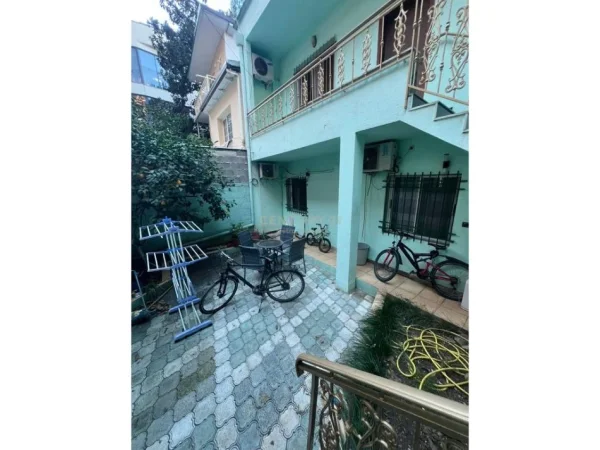 Tirane, jepet me qera apartament 2+1+Ballkon Kati 2, 100 m² 800 € (Rruga e Kavajës, pranë Garden Building)