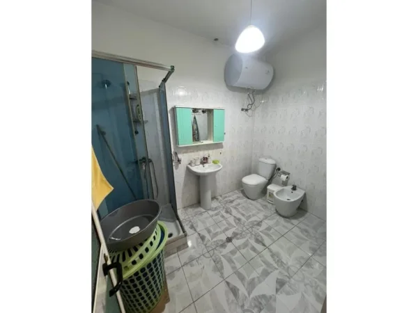 Tirane, jepet me qera apartament 2+1+Ballkon Kati 2, 100 m² 800 € (Rruga e Kavajës, pranë Garden Building)