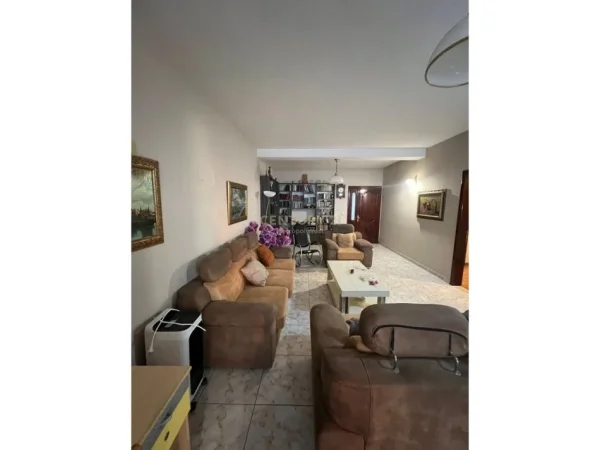 Tirane, jepet me qera apartament 2+1+Ballkon Kati 2, 100 m² 800 € (Rruga e Kavajës, pranë Garden Building)