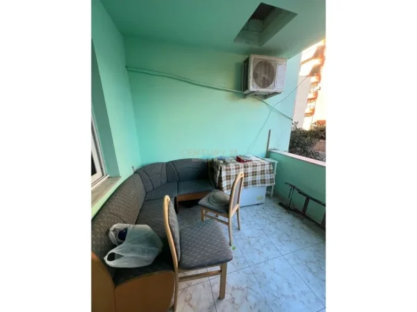 Tirane, jepet me qera apartament 2+1+Ballkon Kati 2, 100 m² 800 € (Rruga e Kavajës, pranë Garden Building)