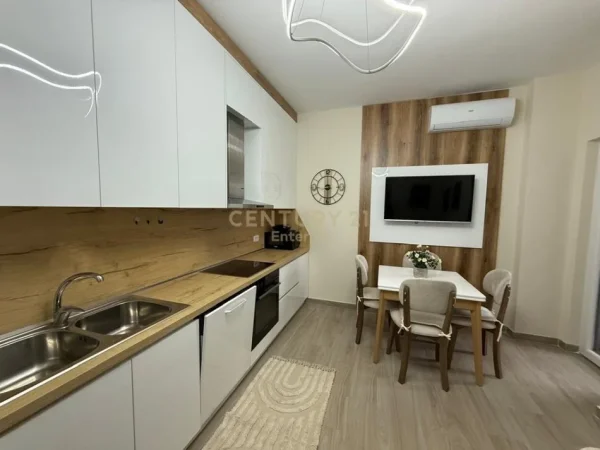 Tirane, jepet me qera apartament 2+1 Kati 6, 62 m² 600 € (Xhamlliku)