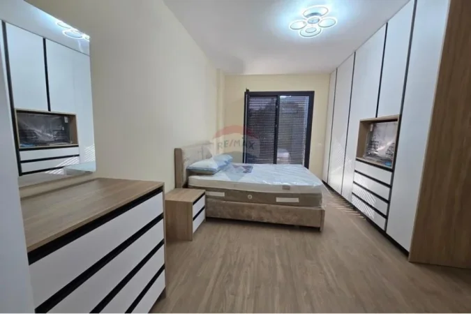 Tirane, jepet me qera apartament 2+1 , 120 m² 1.300 € (Liqeni i Thate)