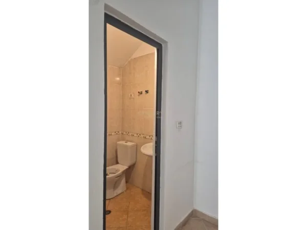 Tirane, jepet me qera ambjent biznesi Kati 0, 42 m² 500 € (Ish Tregu Elektrik)