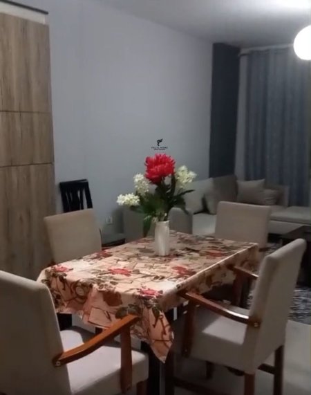 Tirane, jepet me qera apartament 2+1 Kati 4, 120 m² 500 € (YZBERISHT)