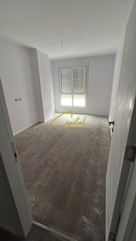 Tirane, jepet me qera zyre Kati 5, 100 m² 400 € (5 MAJI)