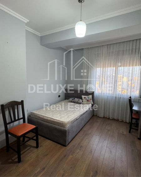 Tirane, jepet me qera apartament 2+1+Ballkon Kati 8, 105 m² 800 € (Kompleksi Halili)