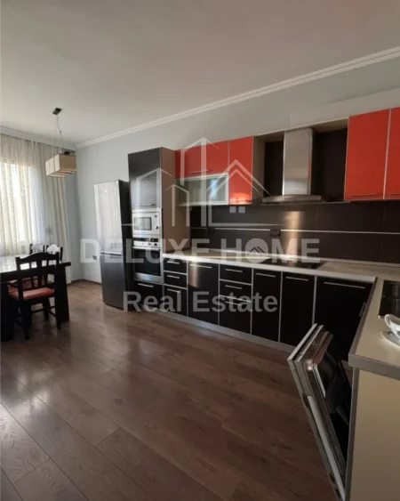 Tirane, jepet me qera apartament 2+1+Ballkon Kati 8, 105 m² 800 € (Kompleksi Halili)