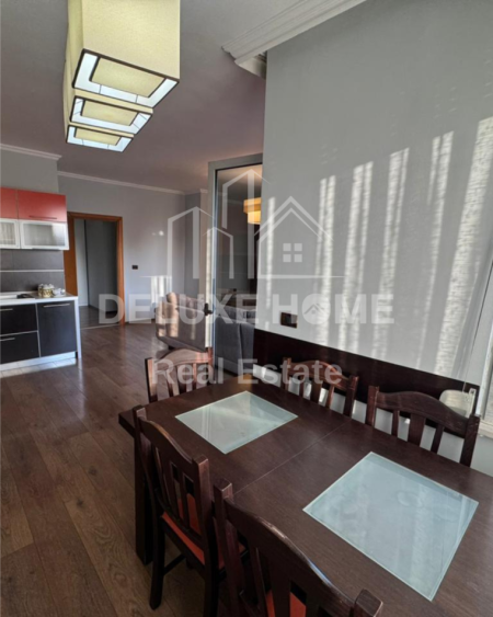 Tirane, jepet me qera apartament 2+1+Ballkon Kati 8, 105 m² 800 € (Kompleksi Halili)