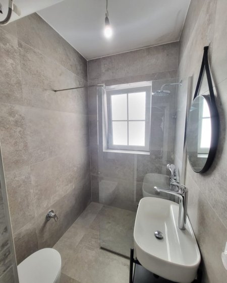 Tirane, jepet me qera apartament 1+1 , 58 m² 950 € (BLLOKU)