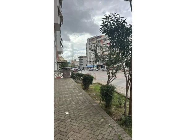 Tirane, shitet ambjent biznesi Kati 0, 77 m² 450.000 € (Tregu elektrik)