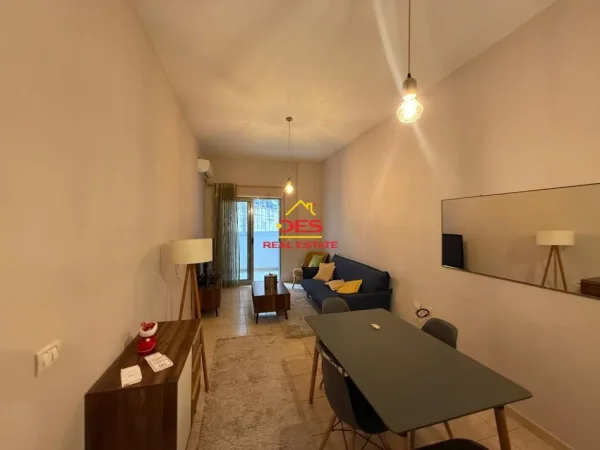 Vlore, jepet me qera apartament 1+1+Ballkon Kati 1, 70 m² 400 € (Rruga Dhimitër Konomi)