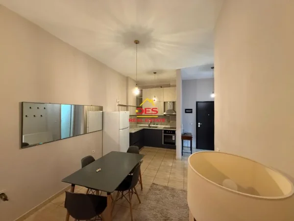 Vlore, jepet me qera apartament 1+1+Ballkon Kati 1, 70 m² 400 € (Rruga Dhimitër Konomi)