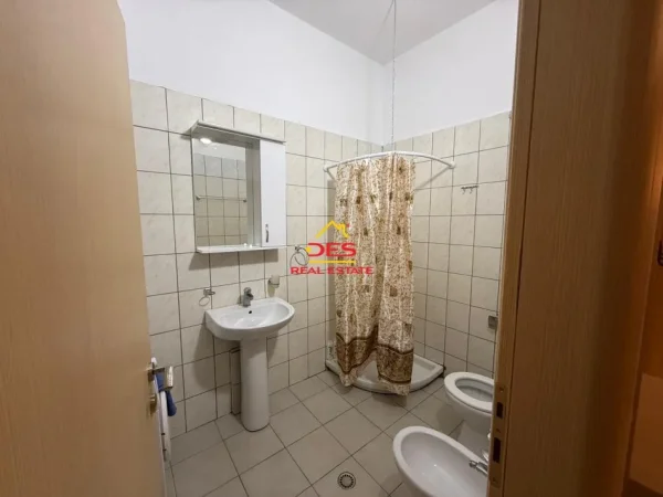 Vlore, jepet me qera apartament 1+1+Ballkon Kati 1, 70 m² 400 € (Rruga Dhimitër Konomi)