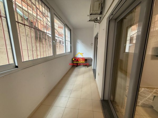 Vlore, jepet me qera apartament 1+1+Ballkon Kati 1, 70 m² 400 € (Rruga Dhimitër Konomi)