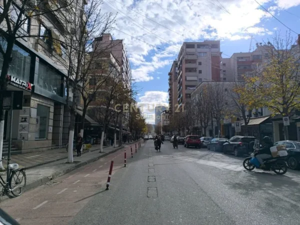 Tirane, shes ambjent biznesi Kati 0, 40 m² 140.000 € (Rruga e Barrikadave)
