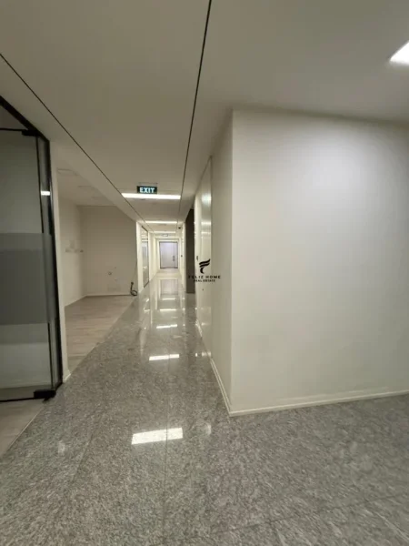 Tirane, jepet me qera zyre Kati 3, 1.000 m² 17.000 € (RRUGA E KAVAJES)