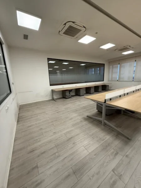 Tirane, jepet me qera zyre Kati 3, 1.000 m² 17.000 € (RRUGA E KAVAJES)