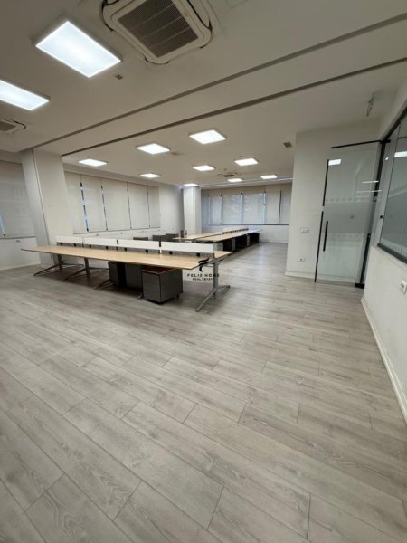Tirane, jepet me qera zyre Kati 3, 1.000 m² 17.000 € (RRUGA E KAVAJES)