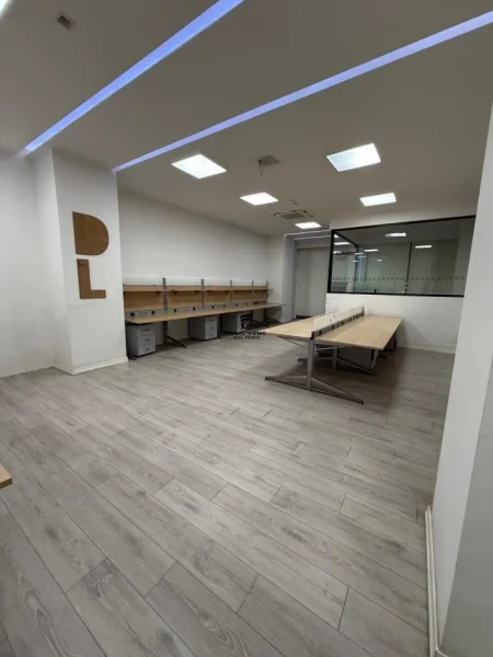 Tirane, jepet me qera zyre Kati 3, 1.000 m² 17.000 € (RRUGA E KAVAJES)