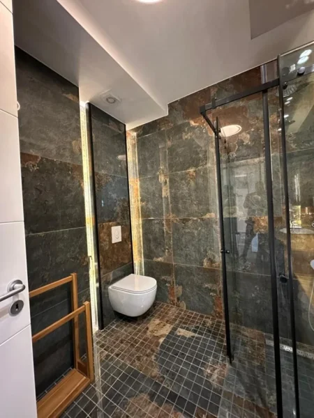 Tirane, jepet me qera apartament 1+1 , 90 m² 1.300 € (Rruga e Elbasanit)