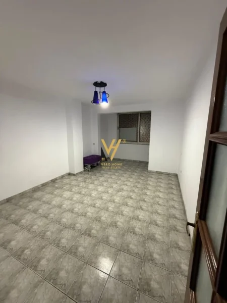 Tirane, jepet me qera zyre Kati 2, 35 m² 420 € (VASIL SHANTO)