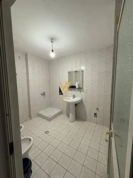 Tirane, jepet me qera zyre Kati 2, 35 m² 420 € (VASIL SHANTO)
