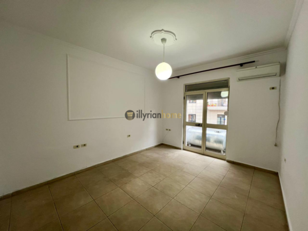 Tirane, jepet me qera apartament 2+1+Ballkon Kati 4, 65 m² 500 € (Bulevardi Zogu i Parë)