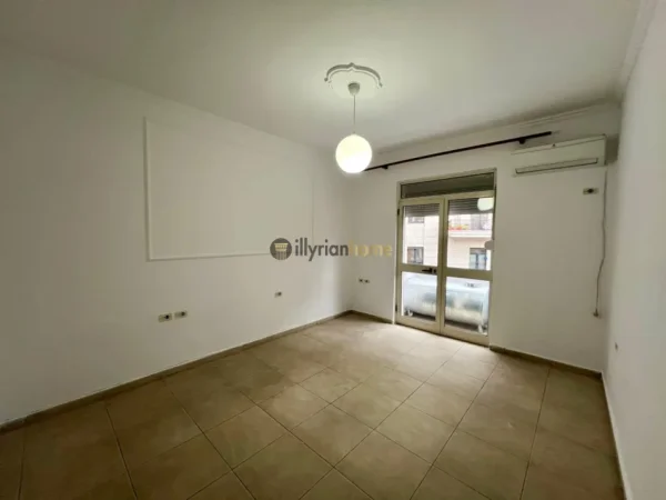 Tirane, jepet me qera apartament 2+1+Ballkon Kati 4, 65 m² 500 € (Bulevardi Zogu i Parë)