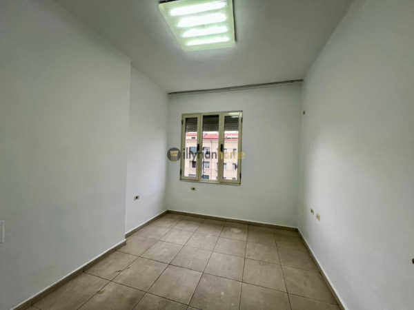 Tirane, jepet me qera apartament 2+1+Ballkon Kati 4, 65 m² 500 € (Bulevardi Zogu i Parë)