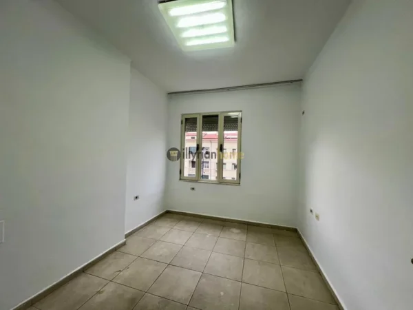 Tirane, jepet me qera apartament 2+1+Ballkon Kati 4, 65 m² 500 € (Bulevardi Zogu i Parë)