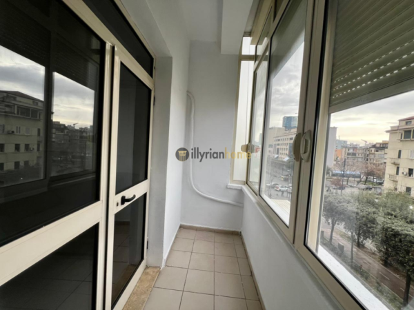 Tirane, jepet me qera apartament 2+1+Ballkon Kati 4, 65 m² 500 € (Bulevardi Zogu i Parë)