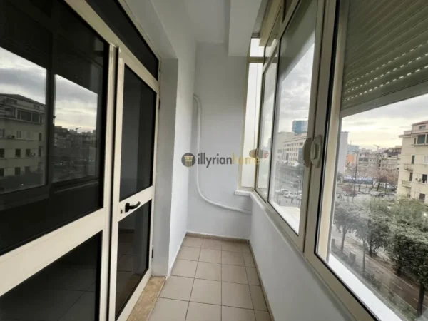 Tirane, jepet me qera apartament 2+1+Ballkon Kati 4, 65 m² 500 € (Bulevardi Zogu i Parë)