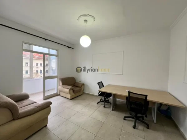 Tirane, jepet me qera apartament 2+1+Ballkon Kati 4, 65 m² 500 € (Bulevardi Zogu i Parë)