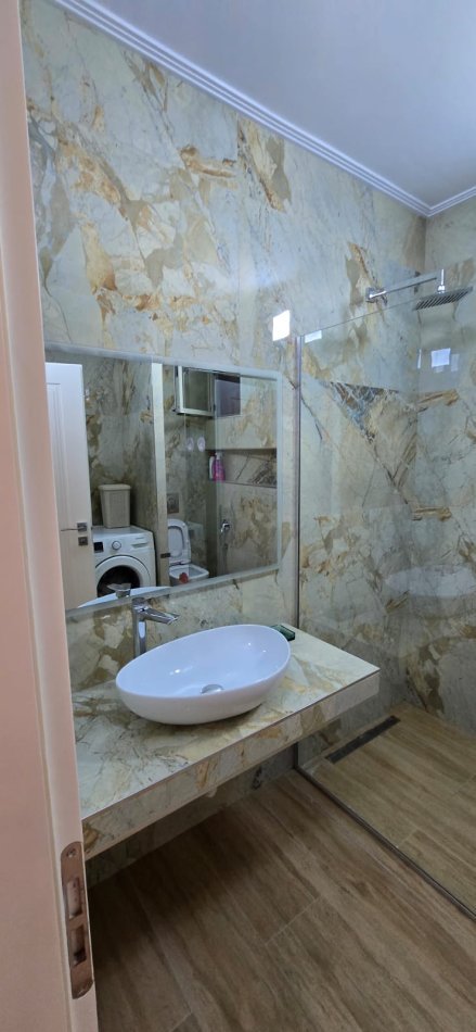 Tirane, jepet me qera  apartament 3+1+2 Ballkone + 2 parkime  Kati 2, 118 m² 1.000 € (Rruga Rrapo Hekali, prane Njesise Bashkiake nr 13)