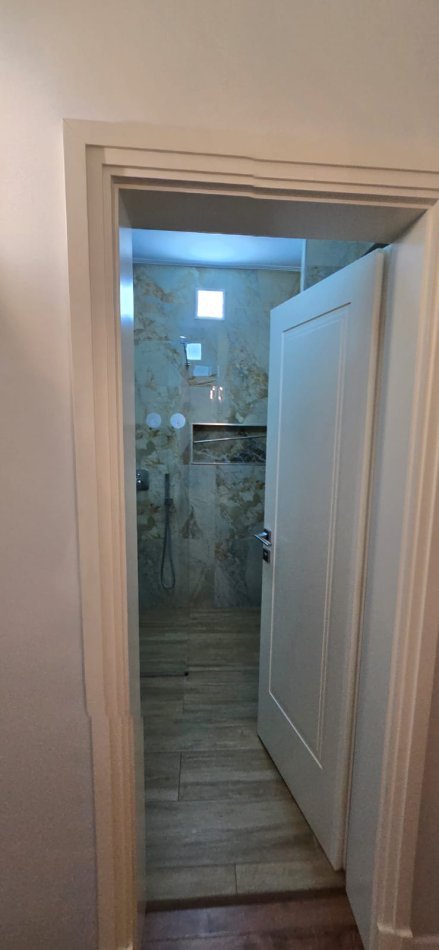 Tirane, jepet me qera  apartament 3+1+2 Ballkone + 2 parkime  Kati 2, 118 m² 1.000 € (Rruga Rrapo Hekali, prane Njesise Bashkiake nr 13)