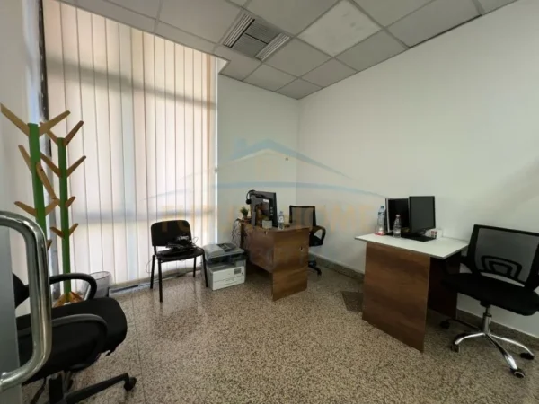 Tirane, jepet me qera zyre Kati 1, 344 m² 5.900 € (Blloku pranë LSI.)