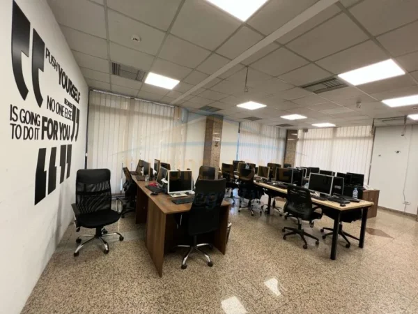 Tirane, jepet me qera zyre Kati 1, 344 m² 5.900 € (Blloku pranë LSI.)