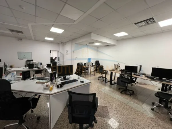 Tirane, jepet me qera zyre Kati 1, 344 m² 5.900 € (Blloku pranë LSI.)