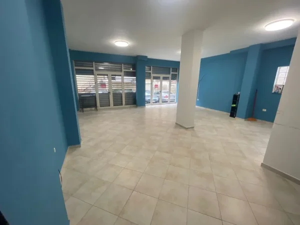Tirane, jepet me qera dyqan Kati 0, 70 m² 700 € (fresk)