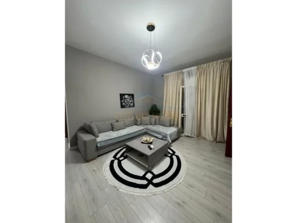 Tirane, jap me qera apartament 1+1+Ballkon Kati 2, 70 m² 650 € (RRUGA E BARRIKADAVE)