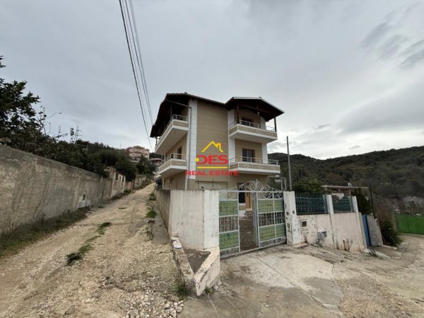 Vlore, jepet me qera Vile Kati 3, 300 m² 1.000 € (Rruga Demokracia)