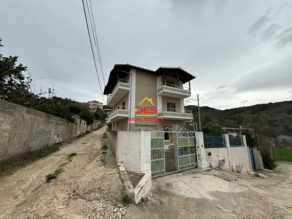 Vlore, jepet me qera Vile Kati 3, 300 m² 1.000 € (Rruga Demokracia)