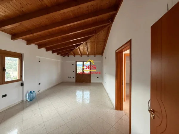 Vlore, jepet me qera Vile Kati 3, 300 m² 1.000 € (Rruga Demokracia)