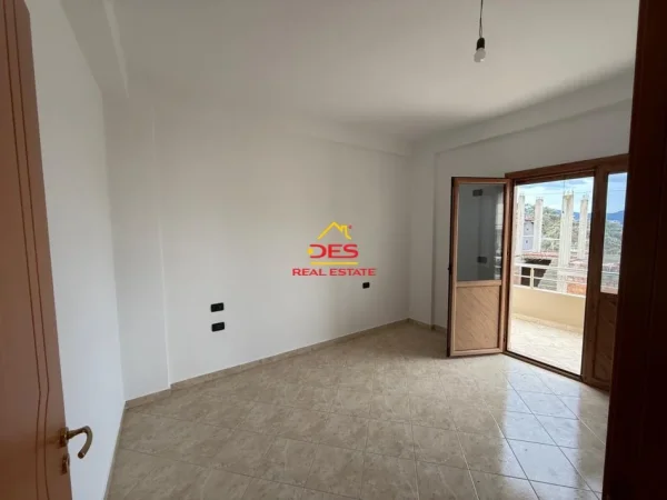 Vlore, jepet me qera Vile Kati 3, 300 m² 1.000 € (Rruga Demokracia)