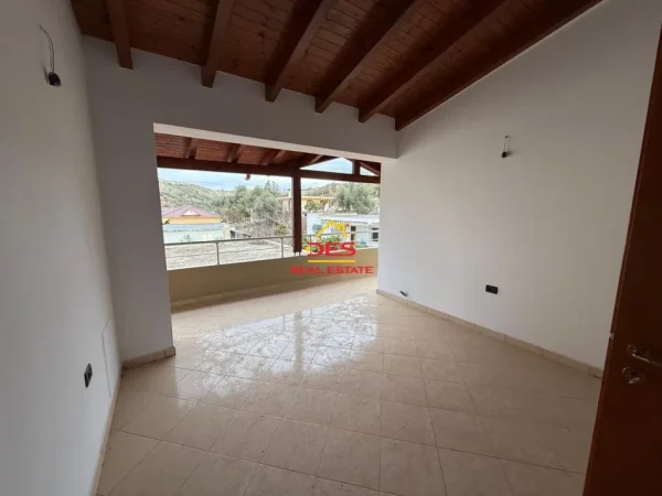 Vlore, jepet me qera Vile Kati 3, 300 m² 1.000 € (Rruga Demokracia)