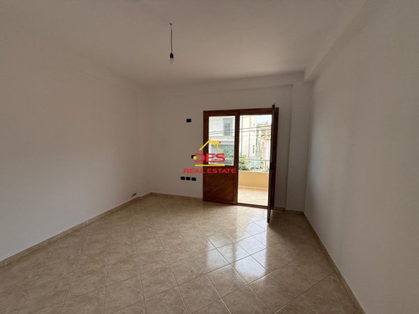 Vlore, jepet me qera Vile Kati 3, 300 m² 1.000 € (Rruga Demokracia)