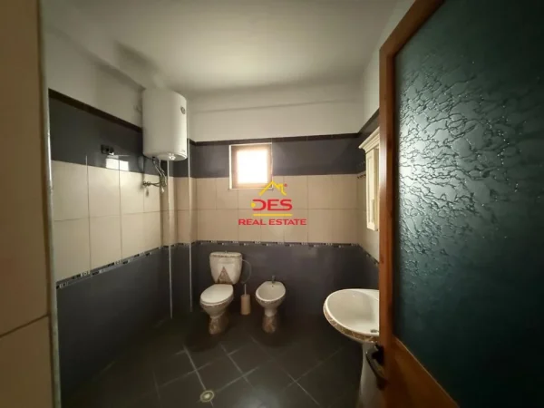 Vlore, jepet me qera Vile Kati 3, 300 m² 1.000 € (Rruga Demokracia)