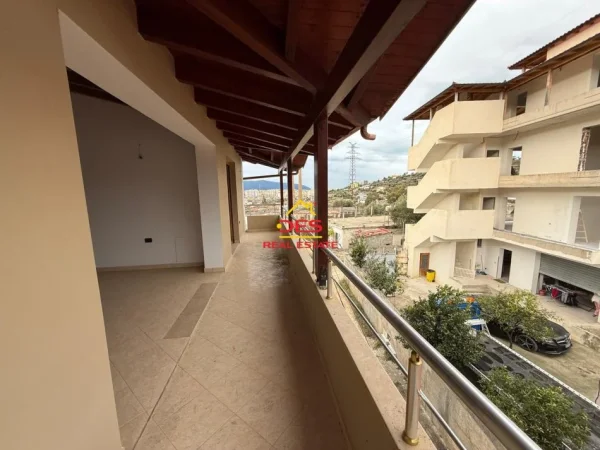 Vlore, jepet me qera Vile Kati 3, 300 m² 1.000 € (Rruga Demokracia)