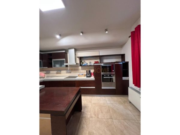 Tirane, jepet me qera apartament 3+1+Ballkon Kati 9, 196 m² 2.200 € (Rruga e Elbasanit)