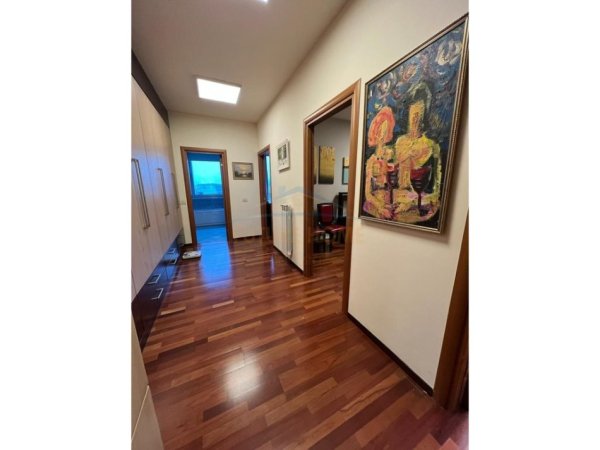 Tirane, jepet me qera apartament 3+1+Ballkon Kati 9, 196 m² 2.200 € (Rruga e Elbasanit)